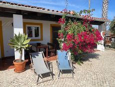 Da Silva Surf Lodges details