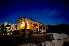 Tiny House am Abend im Da Silva Surfcamp Portugal